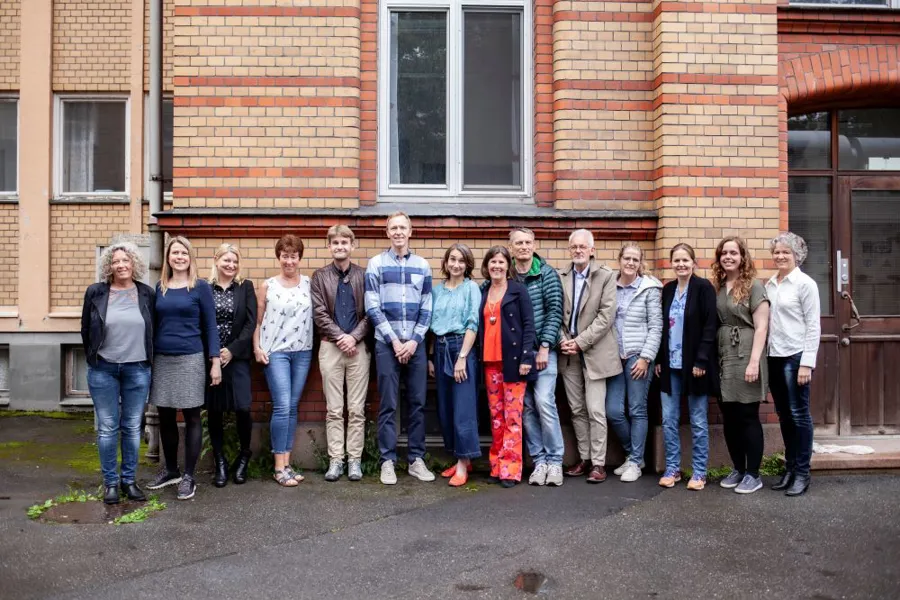 En gruppe mennesker som poserer for et bilde