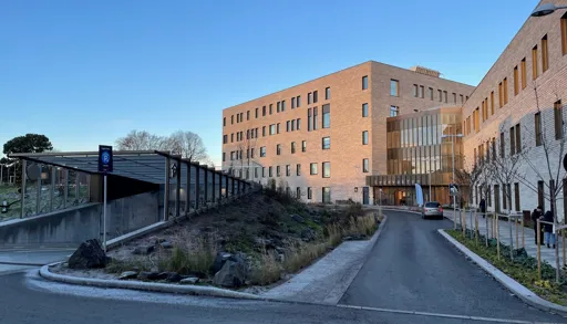 En vei med en bygning langs den