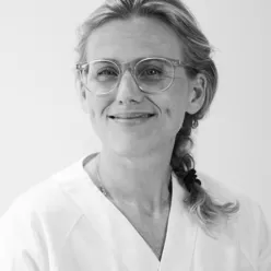 En person som bruker briller